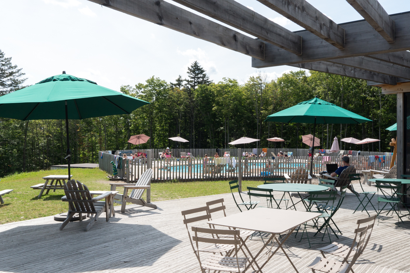 Piscine et terrasse Huttopia Sutton