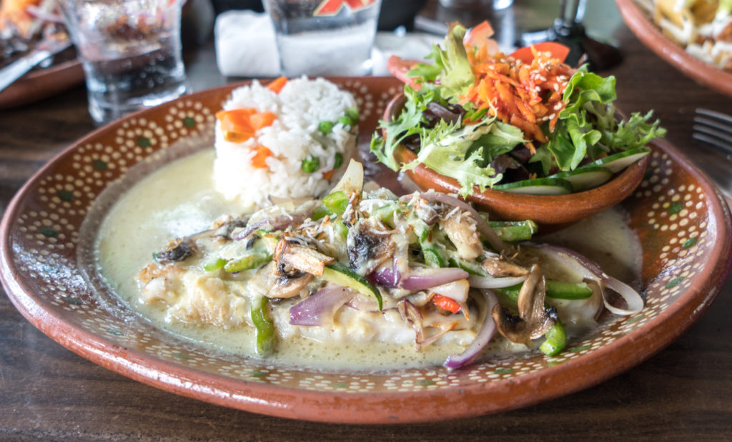 Poisson, riz et légumes - Guacamole y Tequila - Où manger à Magog