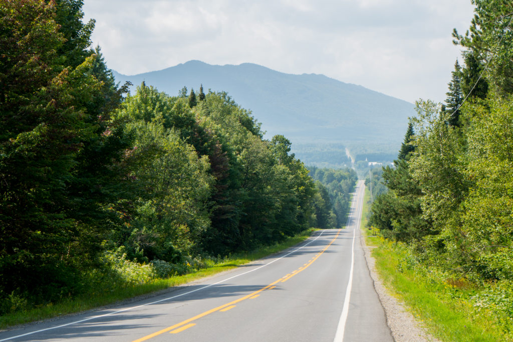 La grande route et les grands espaces du Québec sur la route des sommets des Cantons-de-l'Est