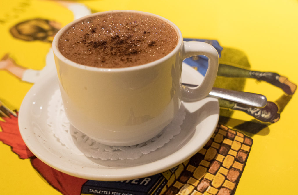 Chocolat chaud dans une tasse blanche - Bromont, Québec, Canada