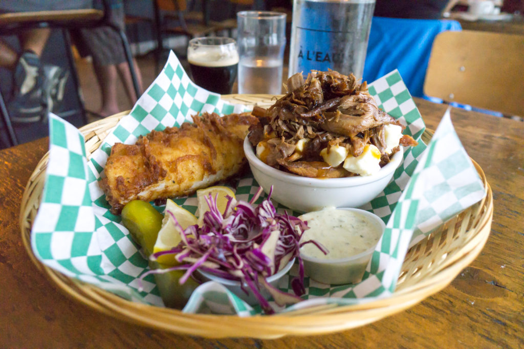 Poutine au canard et fish and chips à la microbrasserie À l'abordage de Sutton