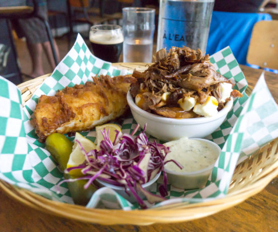 Poutine au canard et fish and chips à la microbrasserie À l'abordage de Sutton