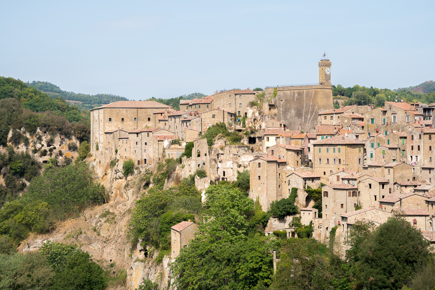 Vue de Sorano de la route - Village pittoresque de Toscane