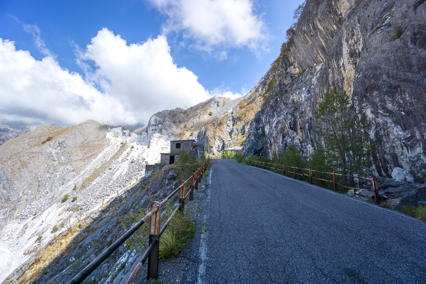 Insolite - Toscane - montagnes de marbre de Carrara