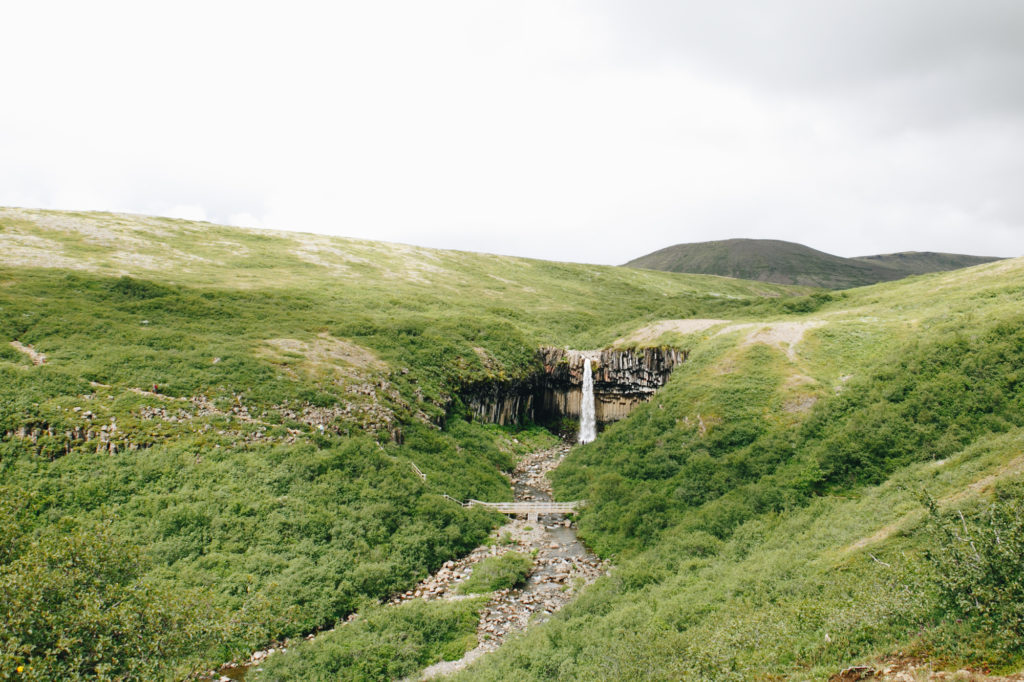 Photo de Svartifoss - chute incontournable en Islande par Lucie Bataille