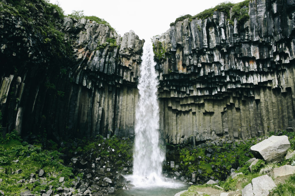 Photo de Svartifoss - chute incontournable en Islande par Lucie Bataille