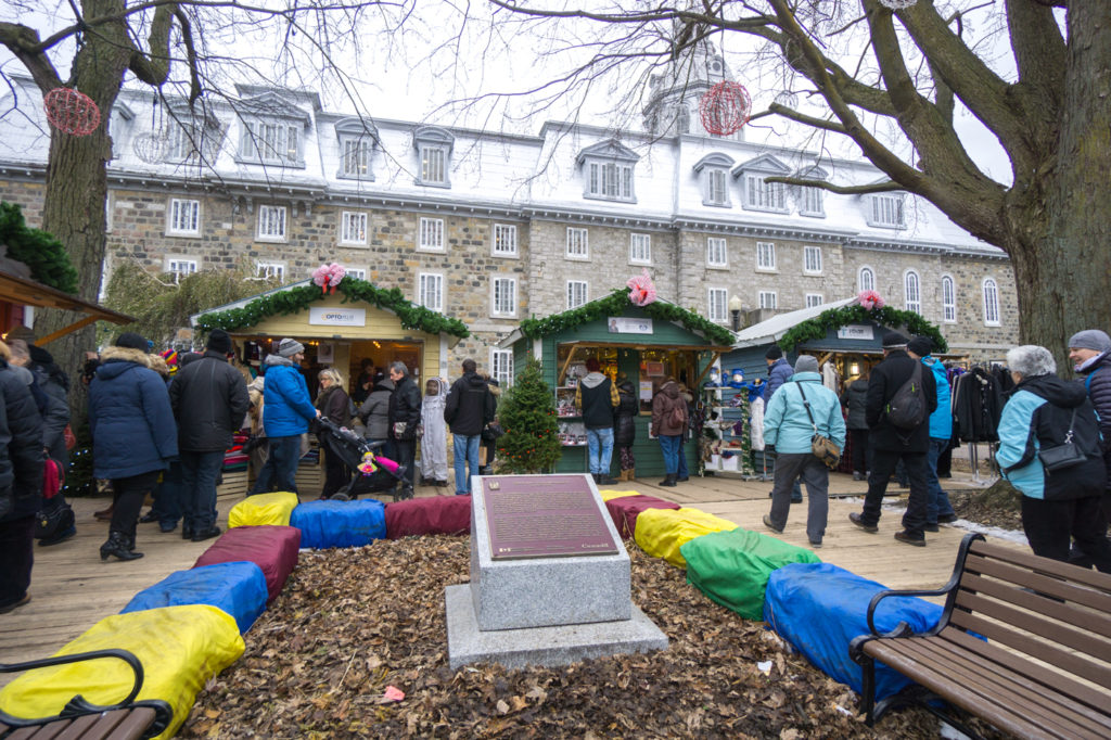 Esplanade du marché de noël québécois