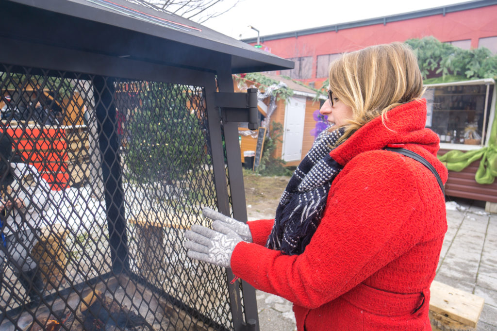 Maude se réchauffe les mains à Joliette, Lanaudière