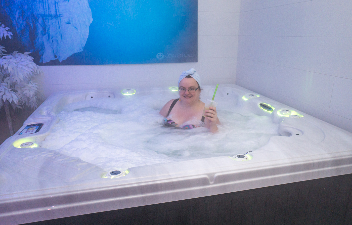 Jennifer dans le spa de Spamania de Shawinigan, Mauricie