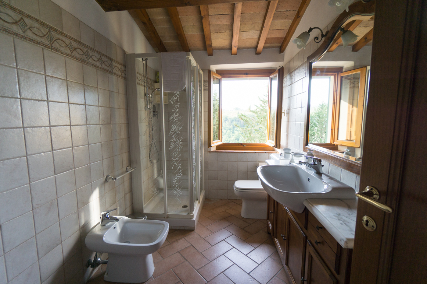 Salle de bain de l'agrotourisme Caslta di Sotto