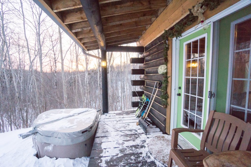 Spa sur le balcon du chalet en hiver - activité d'hiver au Québec