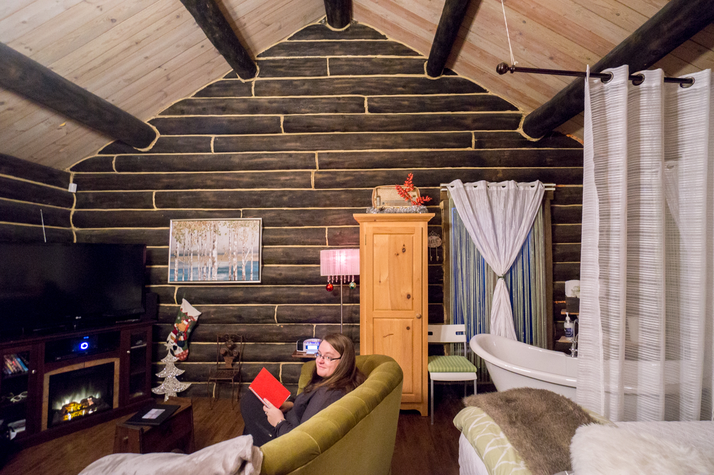 Jennifer qui fait de la lecture au chalet en Mauricie