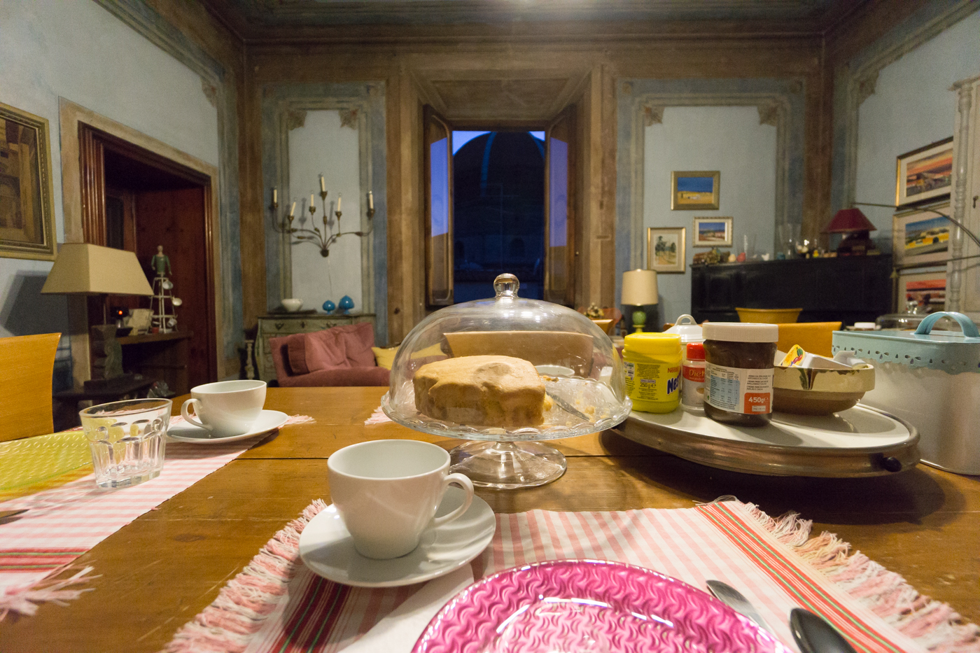 Vue du salon au B&B Canto Alla Porta Vecchia de Pistoia, Toscane