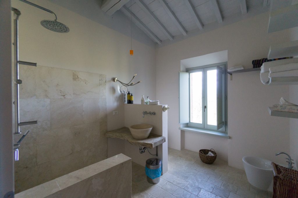 Salle de bains du logement en Toscane au Siena House