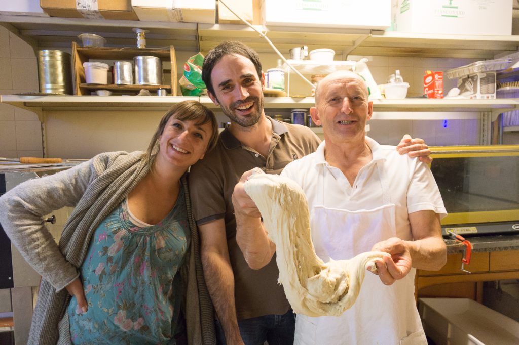 Arianna et Alessio de KM Zero Tours avec Bepe, le boulanger de Toscane