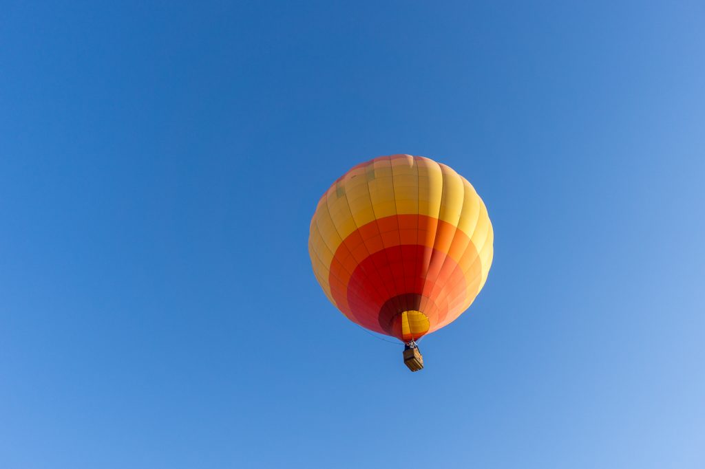 Ballon à air chaud qui s'envole avec Hot Air Expeditions