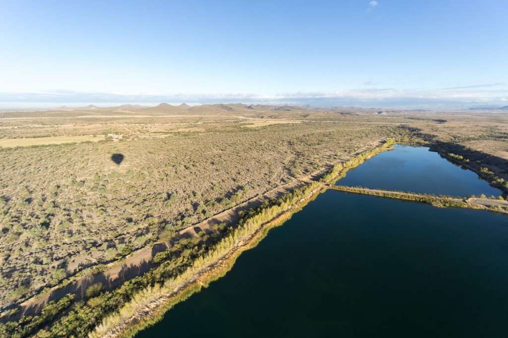 Bassin d'eau - Panorama de la montgolfière en Arizona