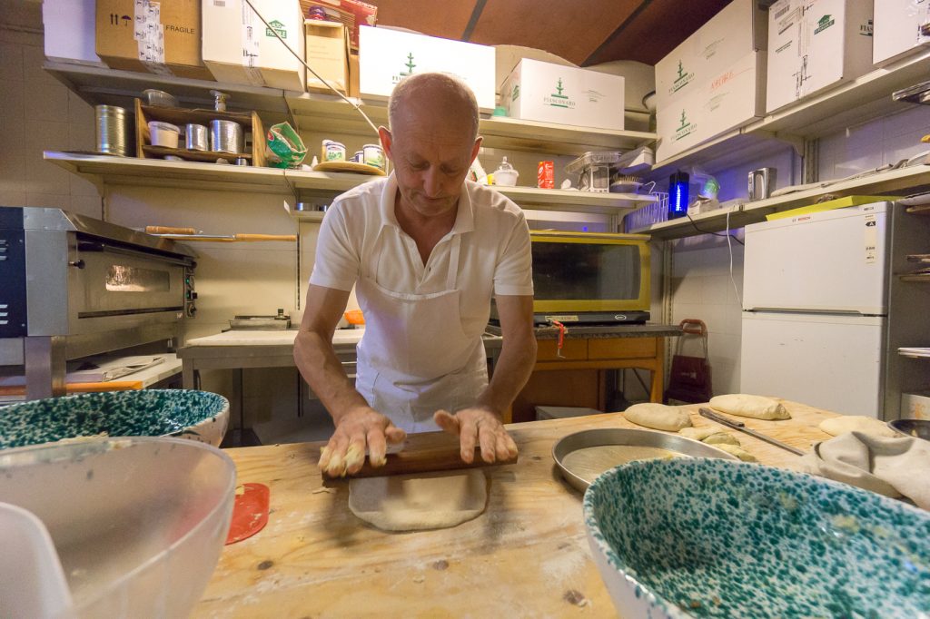 Bepe, le boulanger toscan en plein travail