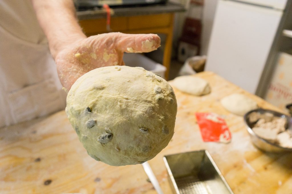 Fabrication du pain chez Bepe, le boulanger de Toscane en Italie