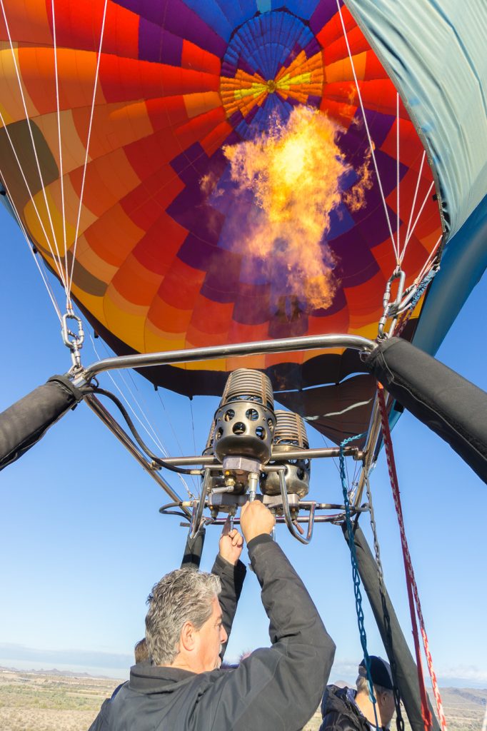 Feu dans le ballon - Envolée en montgolfière multicolore