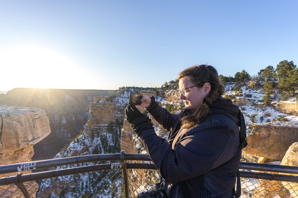 Jennifer au lever du soleil - Grand Canyon