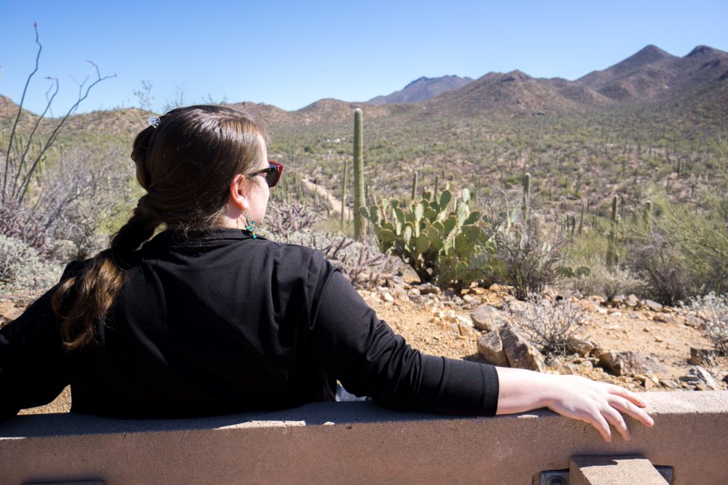 Jennifer sur un banc du Parc national de Saguaro en Arizona