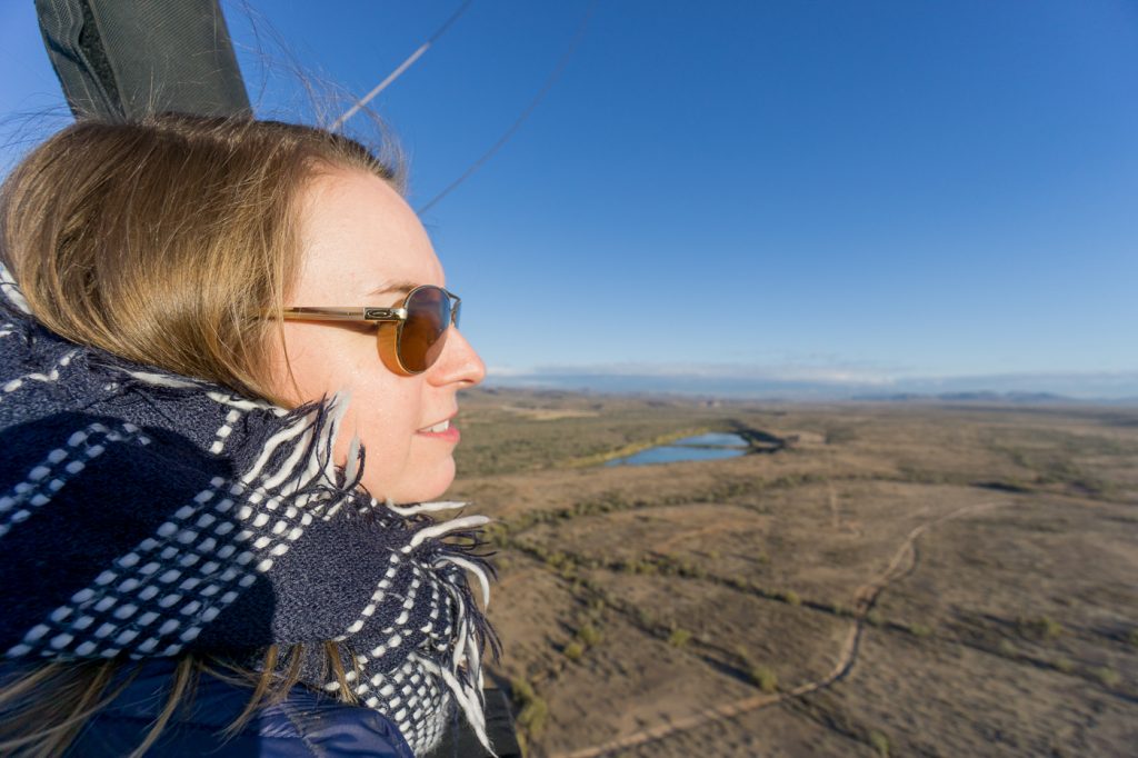 Portrait de Maude McGlobetrotteuse en montgolfière