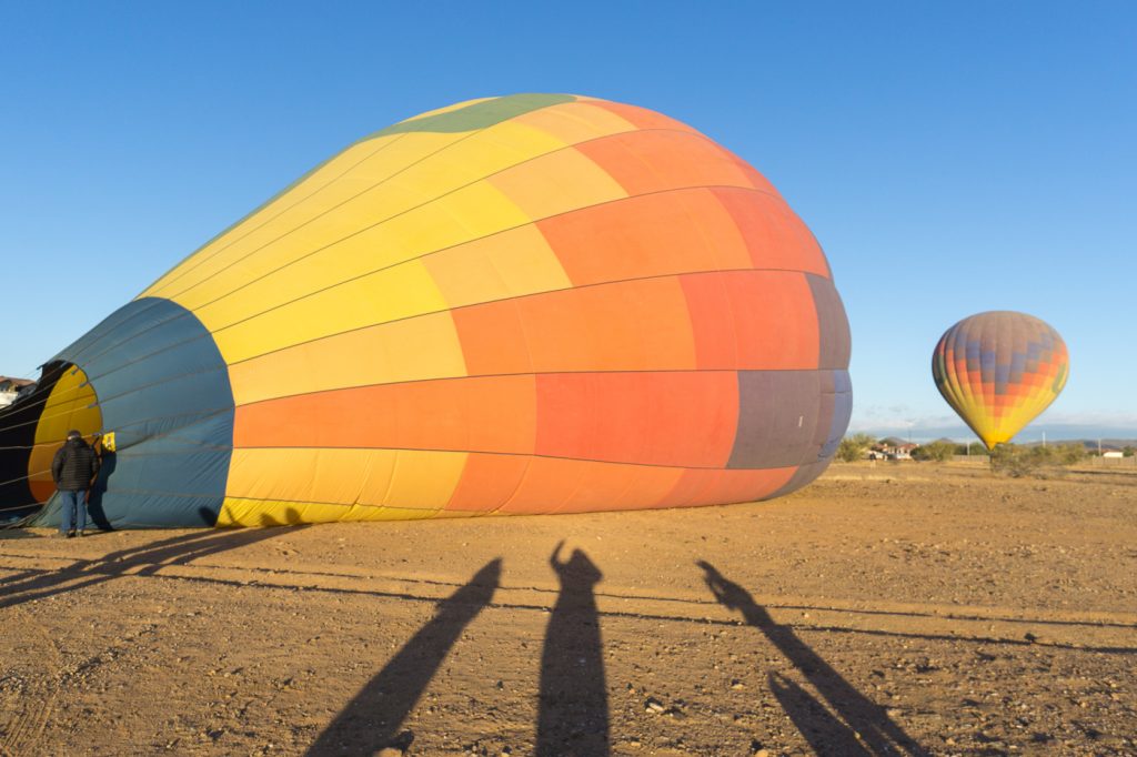 Préparation pour l'expérience de montgolfière en Arizona près de Phoenix