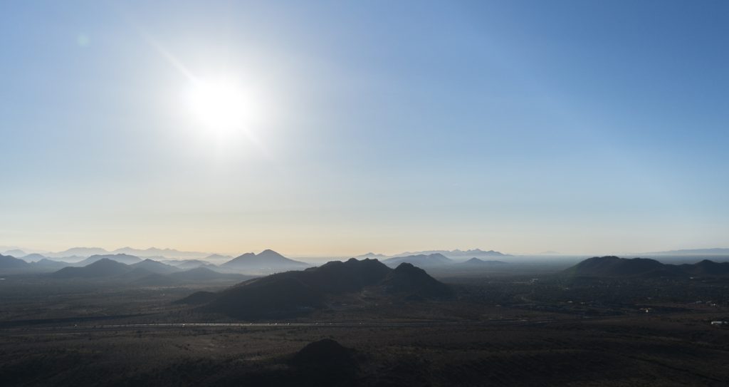 States de montagnes au lever du soleil sur Phoenix, Arizona