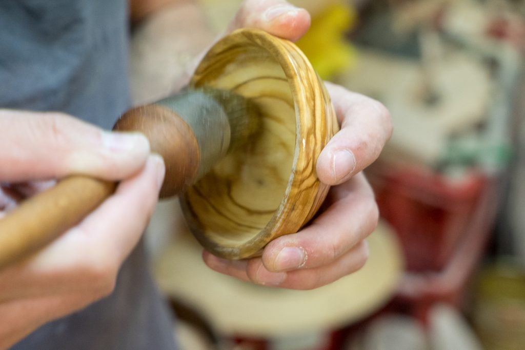 Vernissage du bois chez un artisan de Toscane - voyage écoresponsable