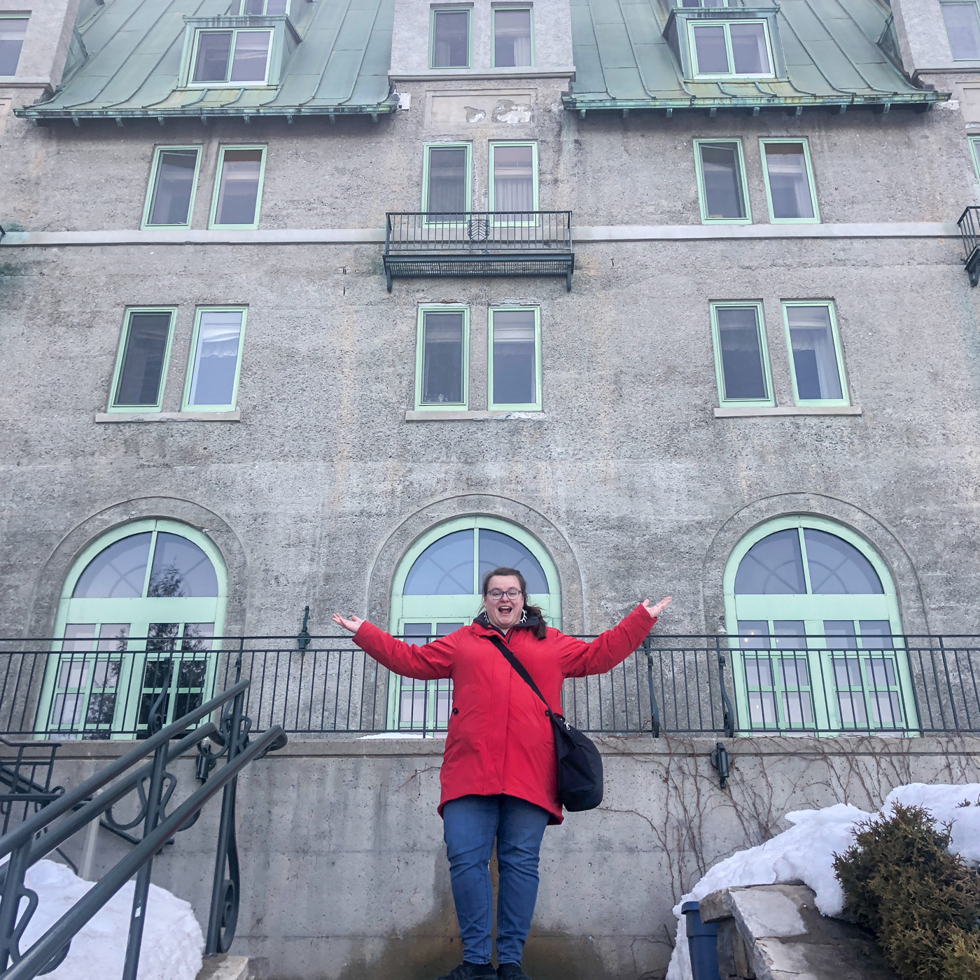 Jennifer Doré Dallas devant le Fairmont Manoir Richelieu