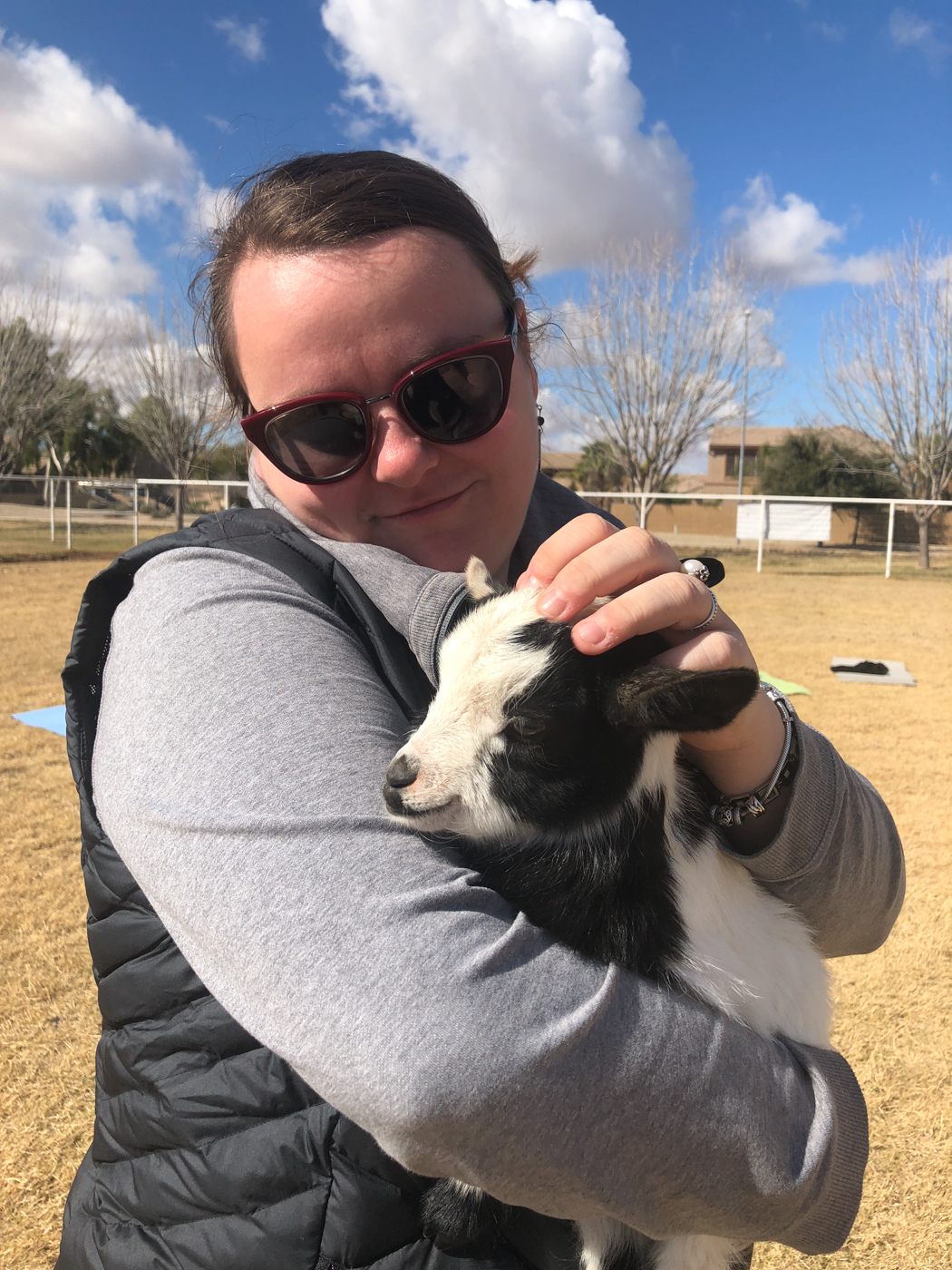 Jennifer avec un bébé chèvre au yoga en Arizona