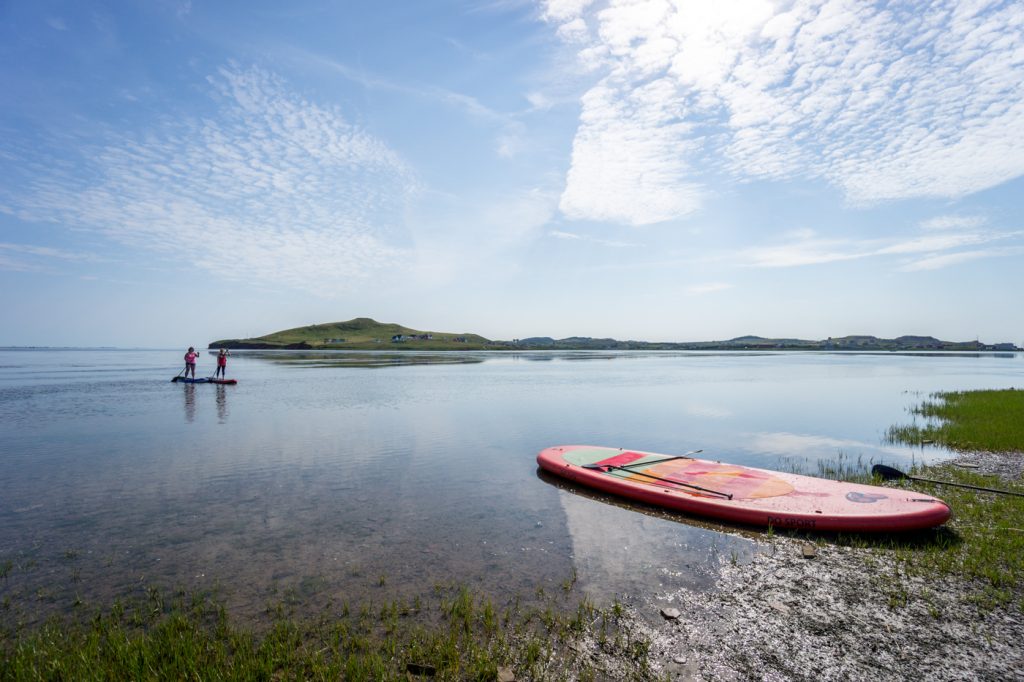 SUP avec Cindy Hook dans la petite baie de Havre-aux-Maisons