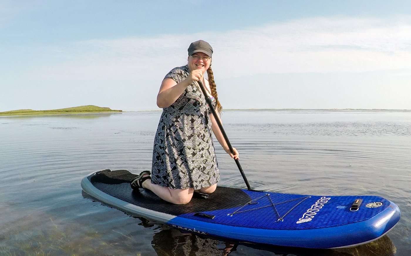 Stand-up paddle (SUP) aux îles de la Madeleine - Jennifer sur une planche à pagaie