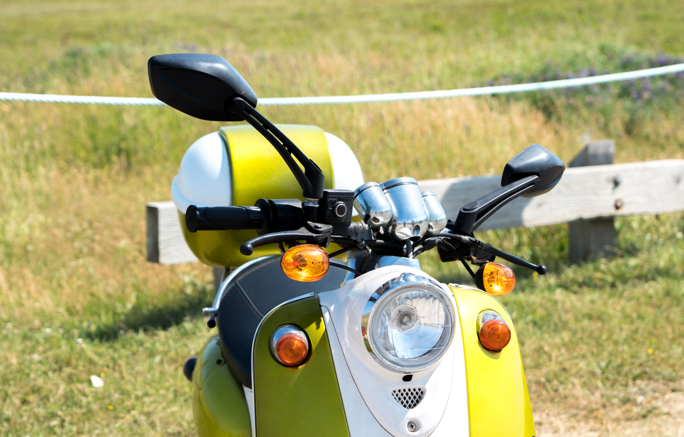 Scooter vert lime aux îles de la Madeleine