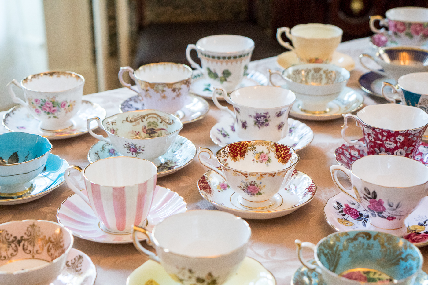 Choix de tasse pour le service de thé comme chez les Anglais