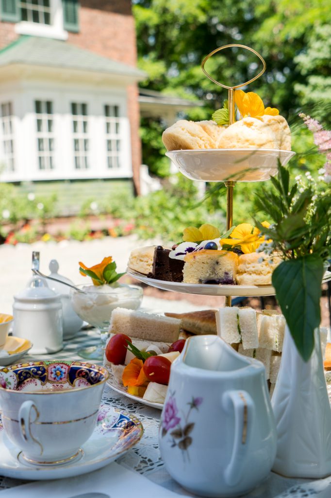 Service de thé à l'anglaise sur la terrasse d'Uplands à Lennoxville, Québec