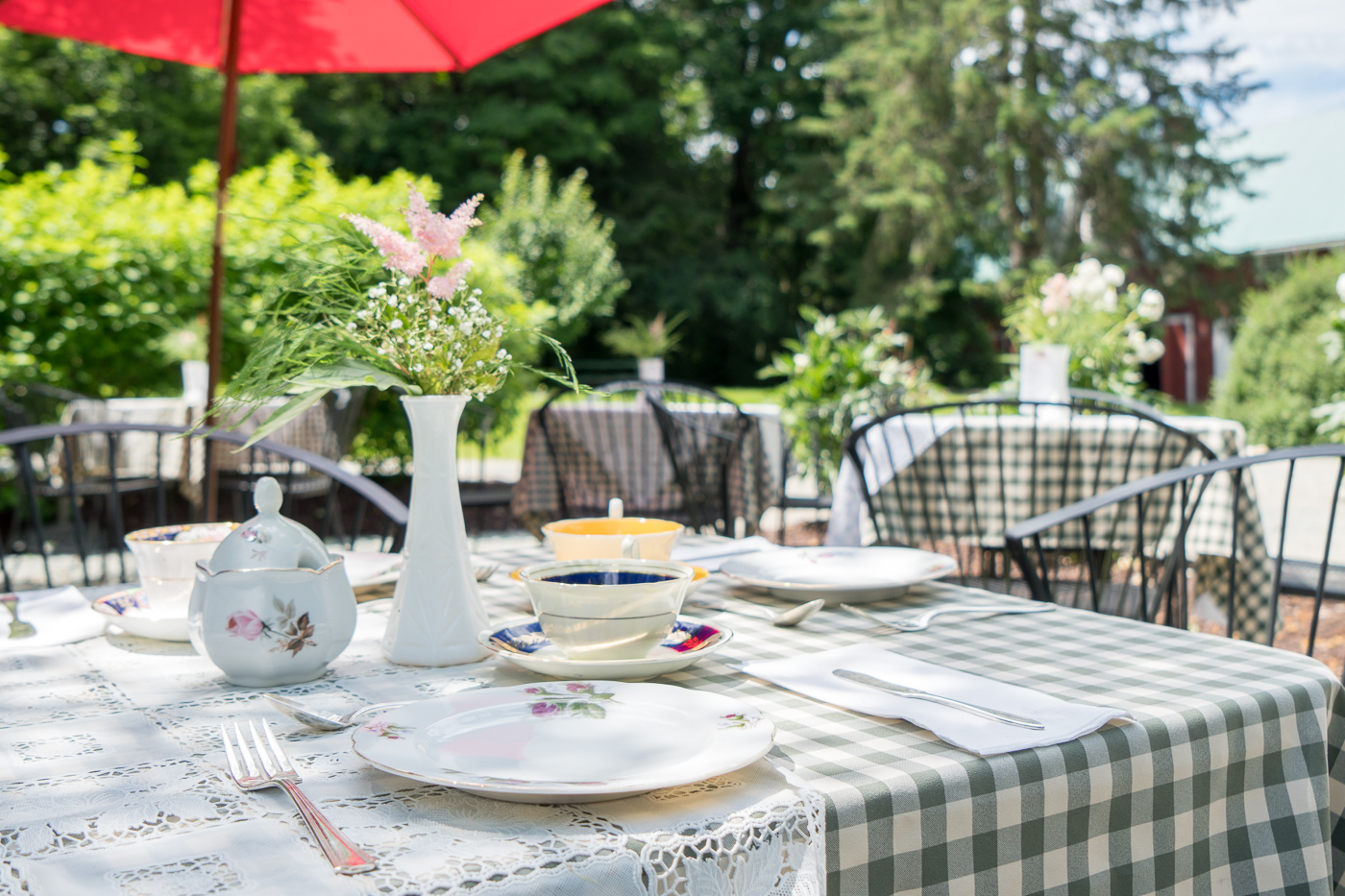 Table sur la terrasse du thé à l'anglaise de Sherbrooke