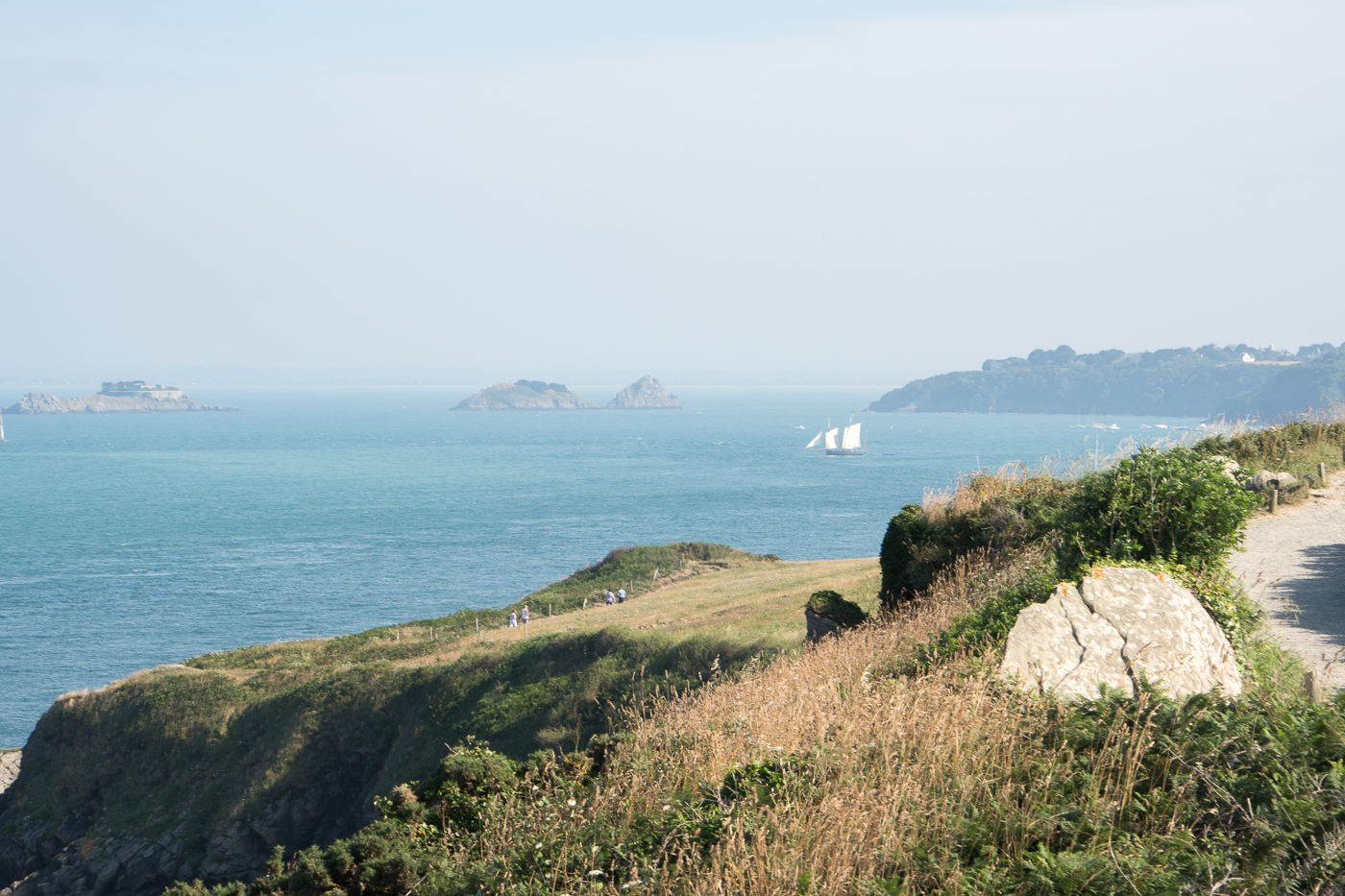 Panorama avec goélette au large de la Pointe du Grouin en Bretagne