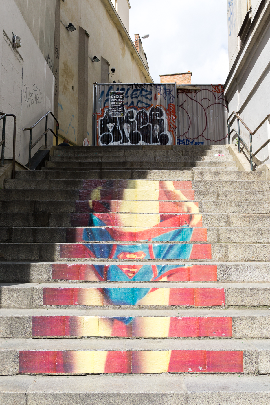 Superman dans l'escalier à Rennes - Street art