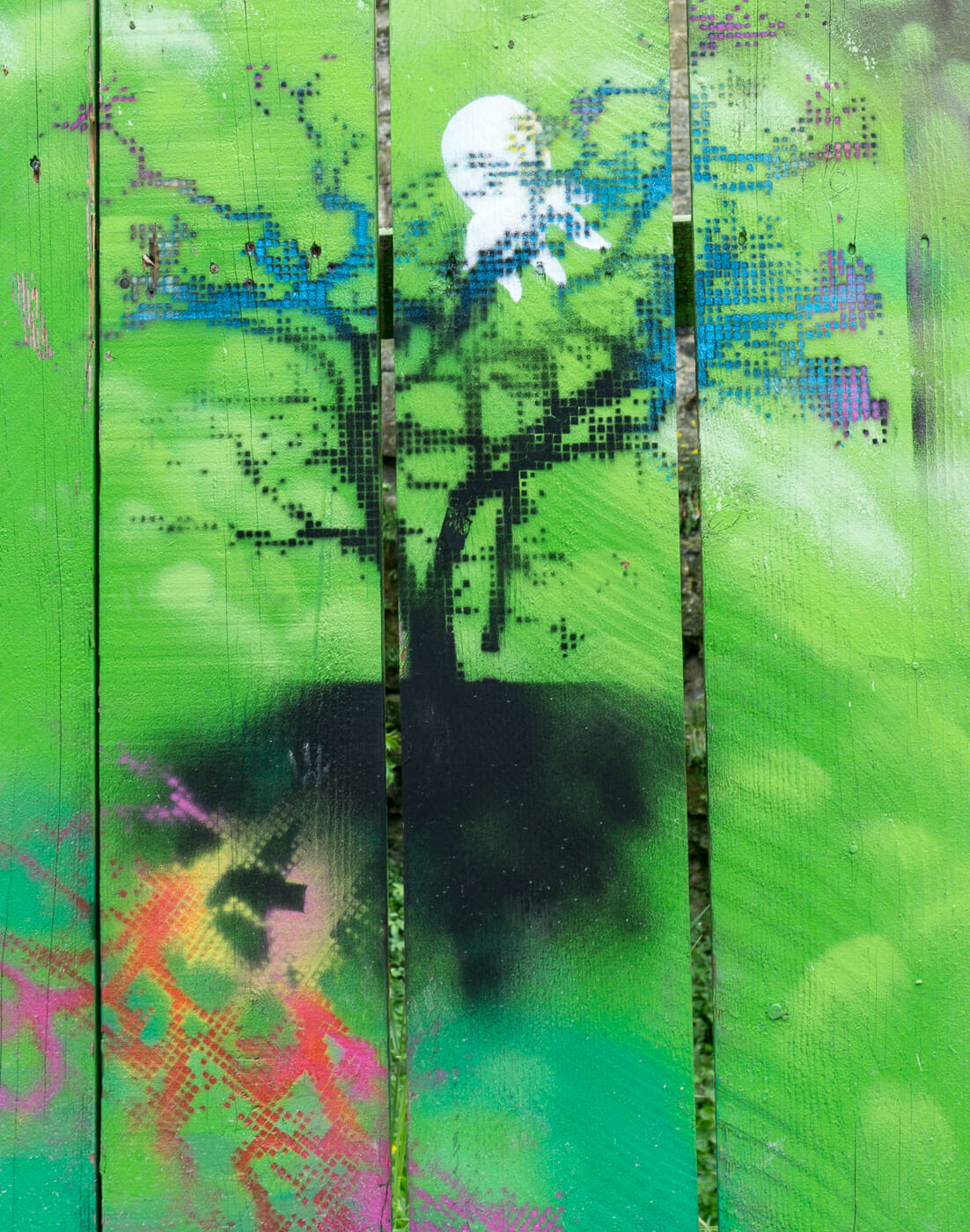 Arbre sur fond vert - Art de rue