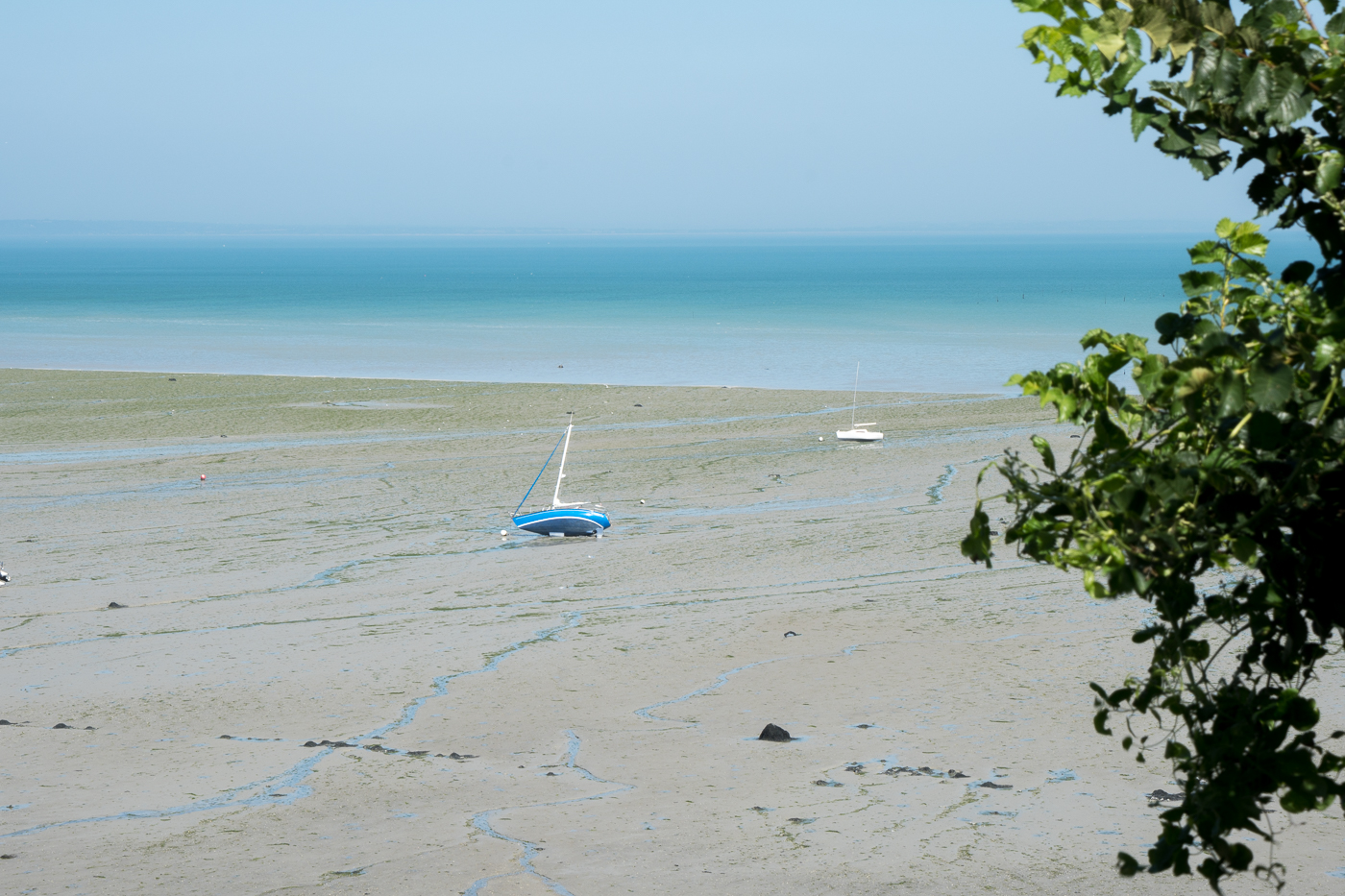 Bateau à marée basse à Cancale