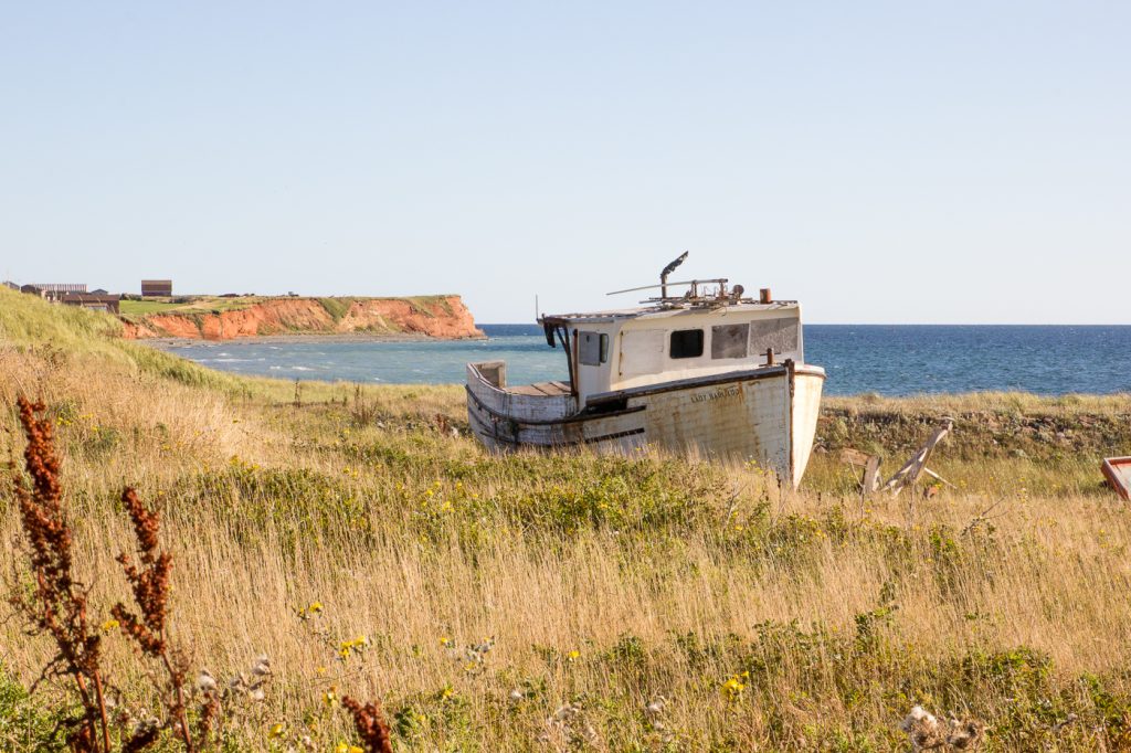 Bateau abandonnée sur l'île d'Entrée aux îles de la Madeleine