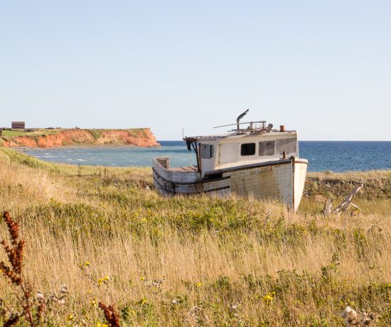 Bateau abandonnée sur l'île d'Entrée aux îles de la Madeleine