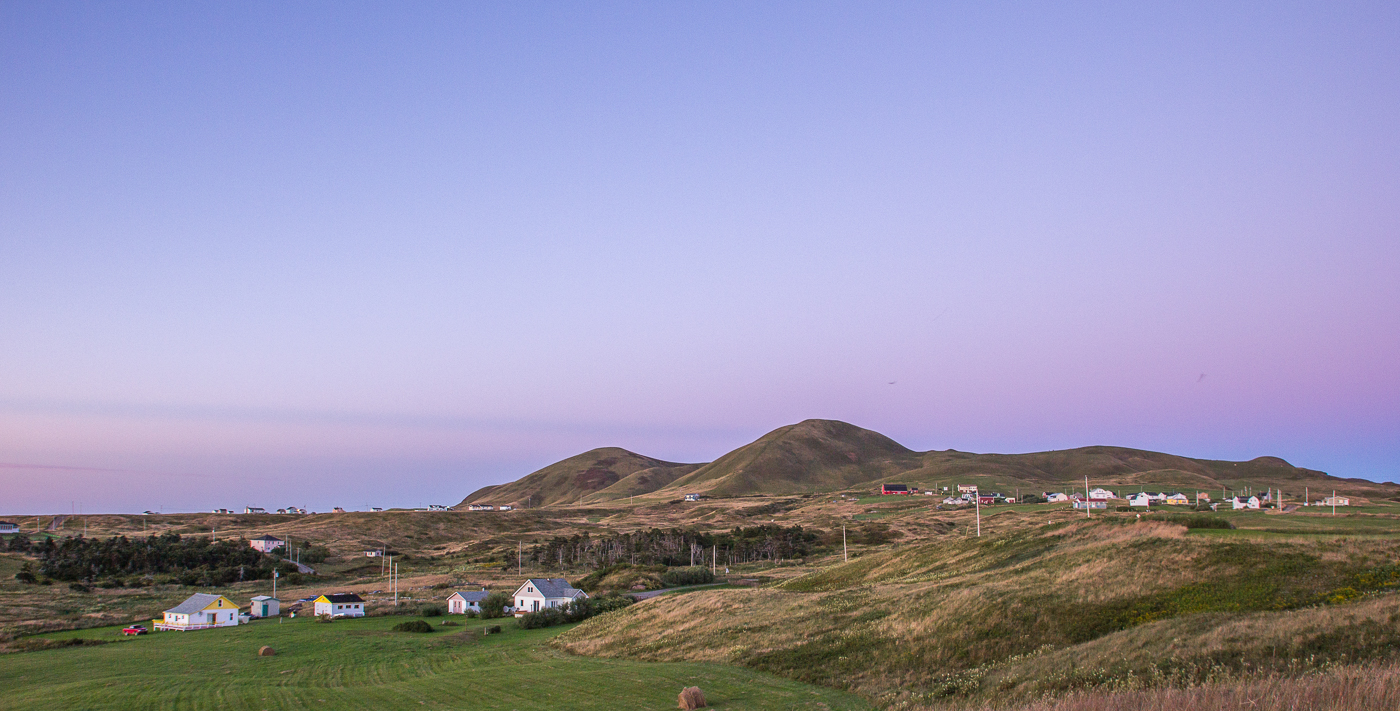 Ciel mauve sur la Big Hill, un incontournable des îles de la Madeleine