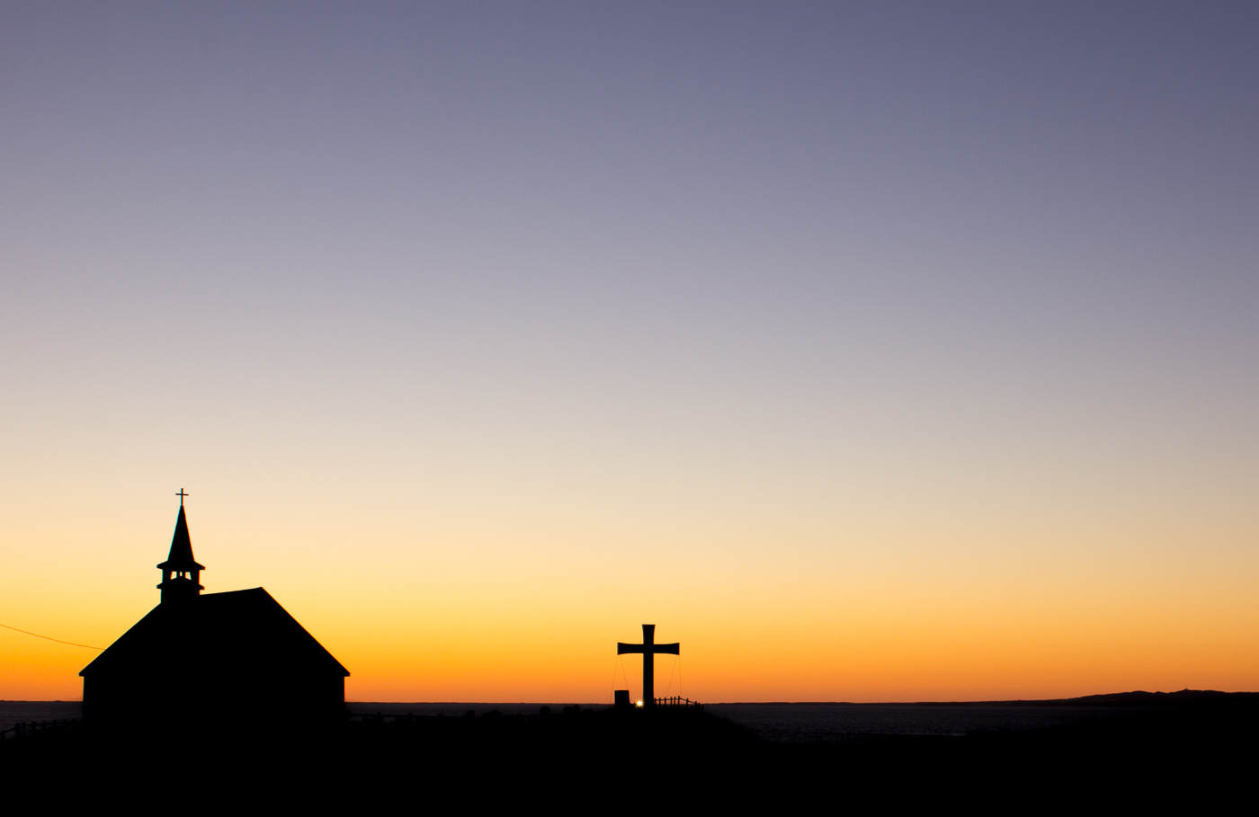 Église de l'île d'entrée au coucher de soleil sur l'archipel