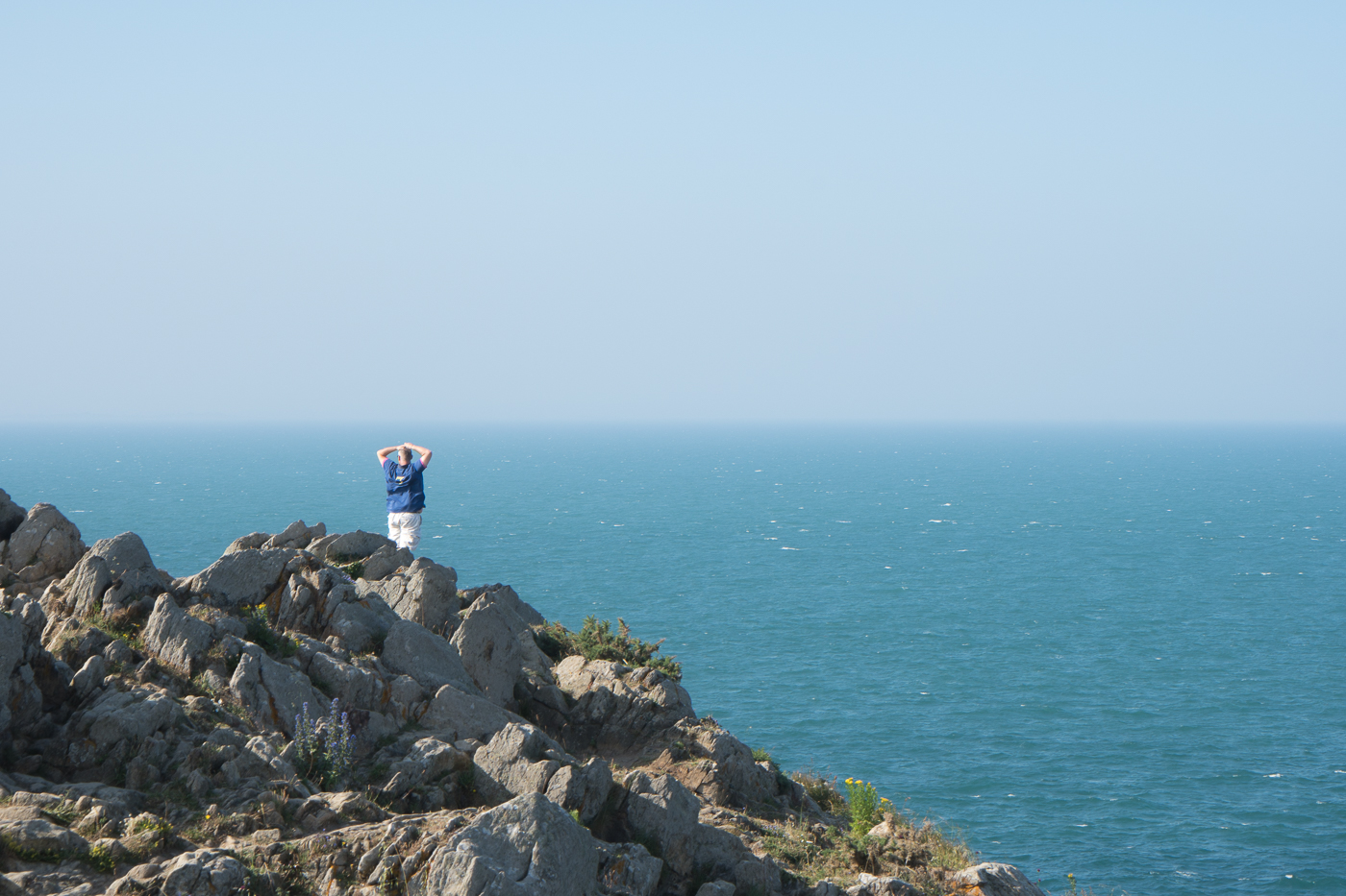 Jérôme admire l'océan en Bretagne de la pointe du Grouin