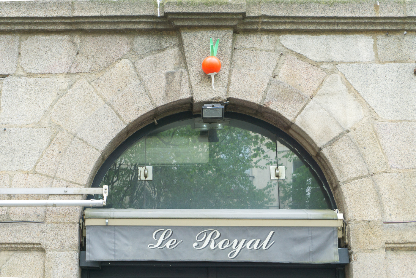 Radis au-dessus d'un portique à Rennes, Bretagne, France