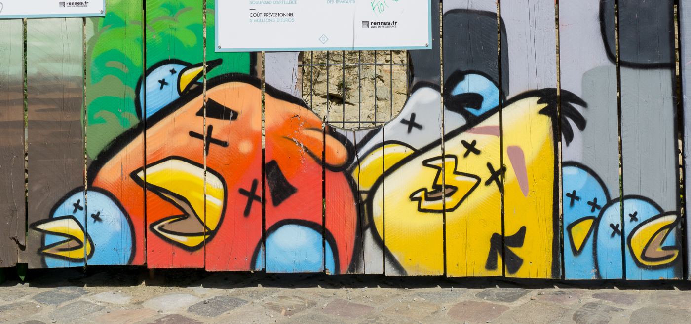 Street art d'Angry Birds dans le vieux Rennes