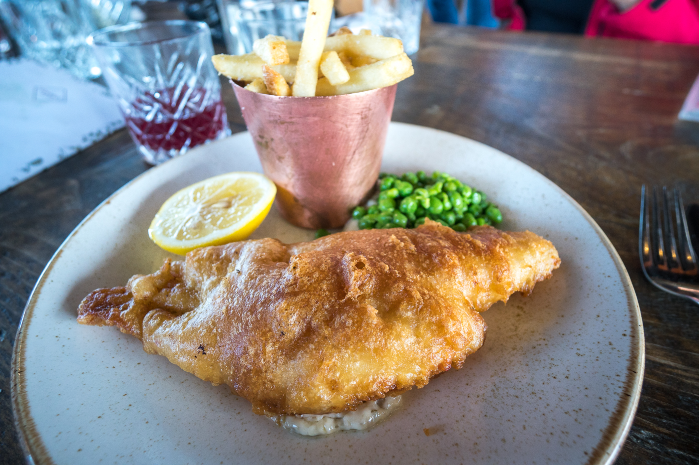 Assiette de fish and chips au resto The TErrace